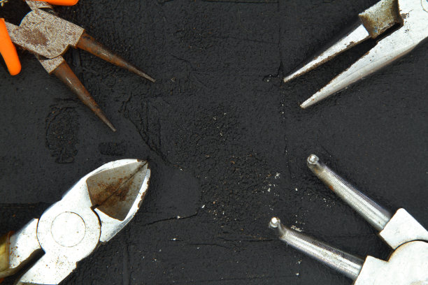 老式钳子放在深色混凝土背景上，特写，复制空间图片下载