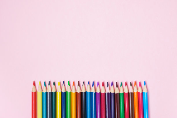 彩色铅笔在粉红色的背景顶视图复制空间图片下载