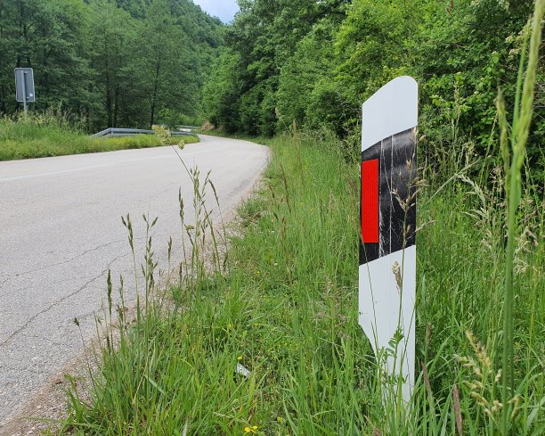 交通标志在路边的草地上图片下载