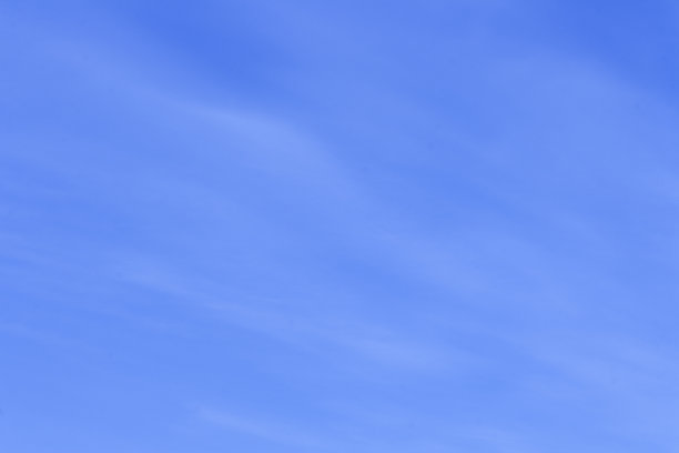 蓝天上乌云密布。图片下载