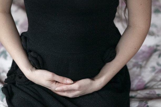 怀孕，新生命，等待，手，孕妇，肚子，黑色，库存照片，特写，黑色衣服图片下载