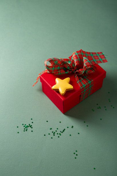 红色礼品盒和星星饼干在绿色的背景图片下载