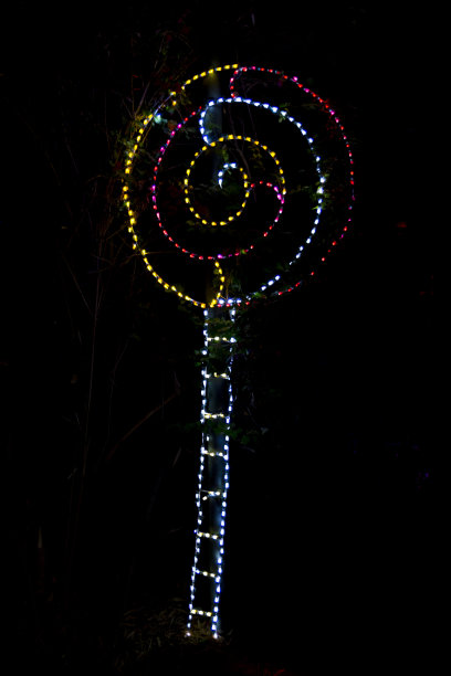 在黑色背景上使用离散灯光的棒棒糖装饰颜色轮廓图片下载