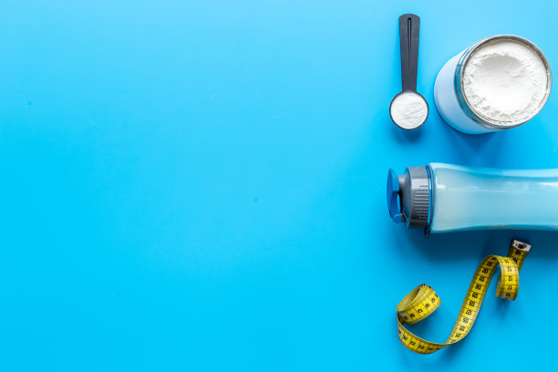 运动营养-乳清蛋白粉和混合蛋白奶昔图片下载