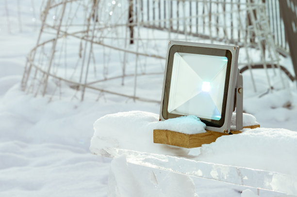 LED灯为冬天的街道创造美丽的照明图片下载