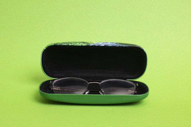 绿色背景上带眼镜的箱子图片下载