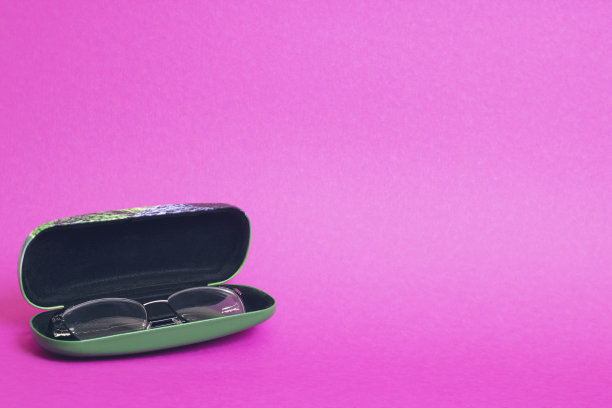 粉色背景上带眼镜的箱子图片下载