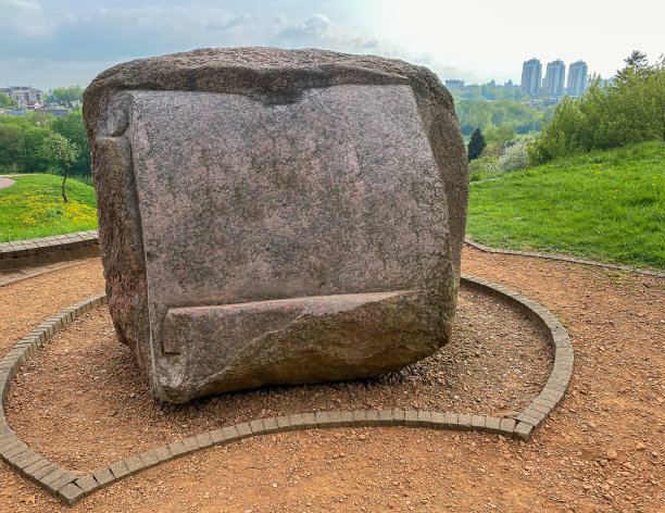 公园里有一块巨大的古代石头，上面有实物模型图片下载