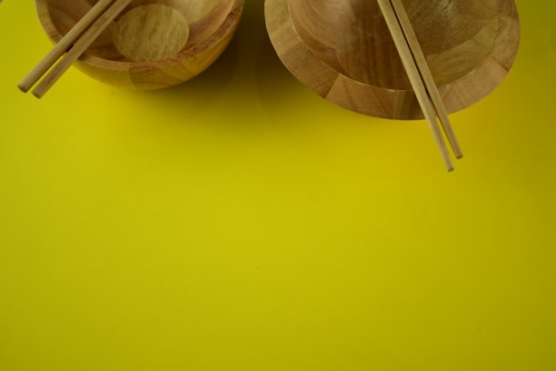 棕色的木筷子与橙色的蟹棒可爱的白色陶瓷板明亮的黄色美丽抽象的背景图片下载