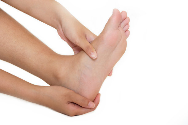 女性脚部疼痛按摩女性脚部。在白色背景上隔离图片下载