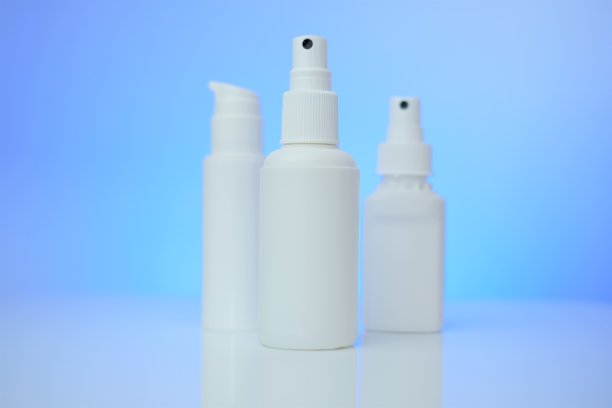 卫生和卫生用品。蓝色背景上的白色瓶子。白色空白瓶设置蓝光。医学卫生理念。卫生产品。图片下载