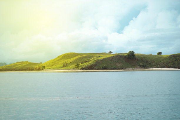 有蓝色海水的孤岛图片下载