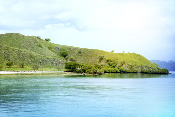 有蓝色海水的孤岛图片下载