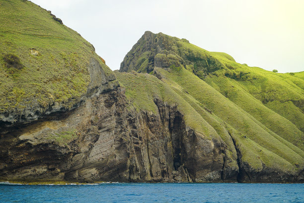有蓝色海水的孤岛图片下载