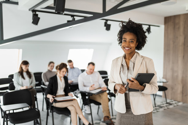 同事们在后台聊天，女老板在摆姿势拍照。图片下载