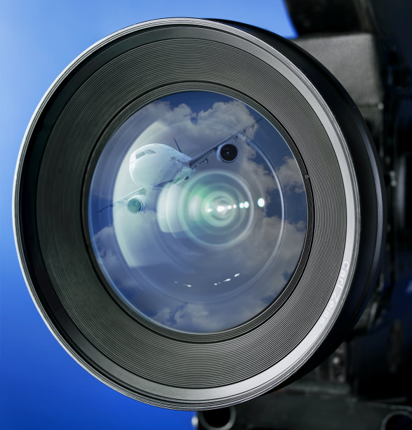 相机镜头上的飞机反射图片下载