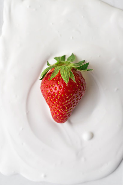 草莓加牛奶或酸奶图片下载