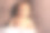 两个月大的白人婴儿坐在沙发上对着镜头微笑。新生儿工作室的照片图片下载