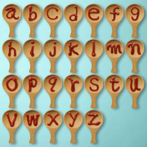用番茄酱写在木勺上的一排小写字母，背景为淡蓝色。图片下载
