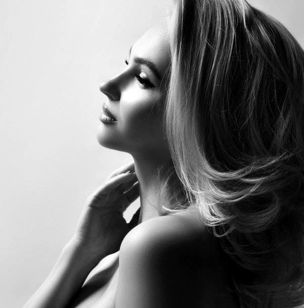 黑色和白色的侧面肖像年轻漂亮性感的金发女人抱着脖子看一边黑色和白色的形象图片下载