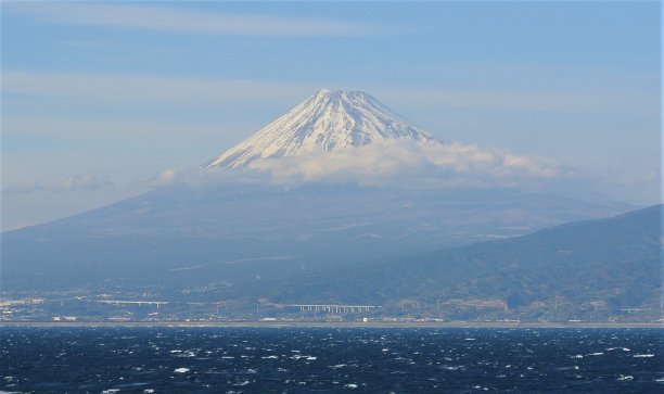 从海岸看富士山刮风的一天图片下载