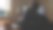 少年玩家在家玩FPS视频游戏，旁边有一只红猫图片下载
