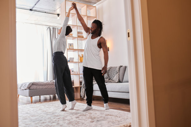 父亲在现代客厅里教他十几岁的孩子跳舞图片下载