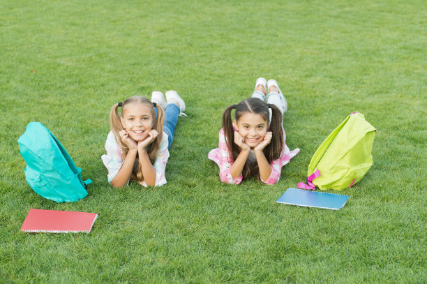 放松的时间。文学的女孩。一起做作业。做笔记。在放学后度过空闲时间。小朋友们在草地上休息。回到学校。永远快乐在一起图片下载