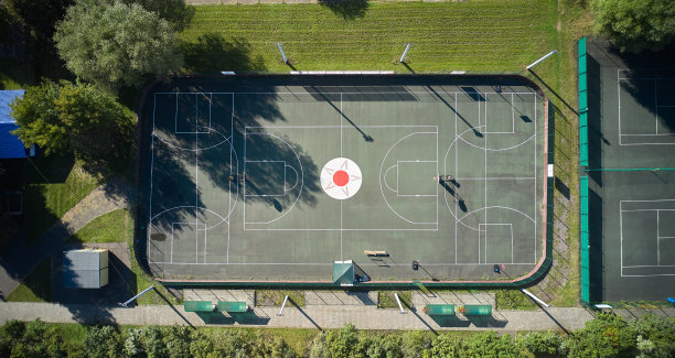 空旷的篮球场在夏天的阳光下，从上到下鸟瞰图片下载