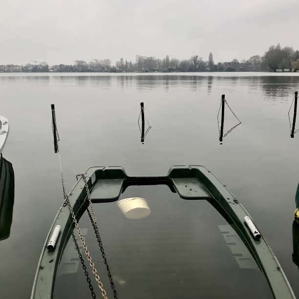 沉船被遗弃的沉没的划艇图片下载