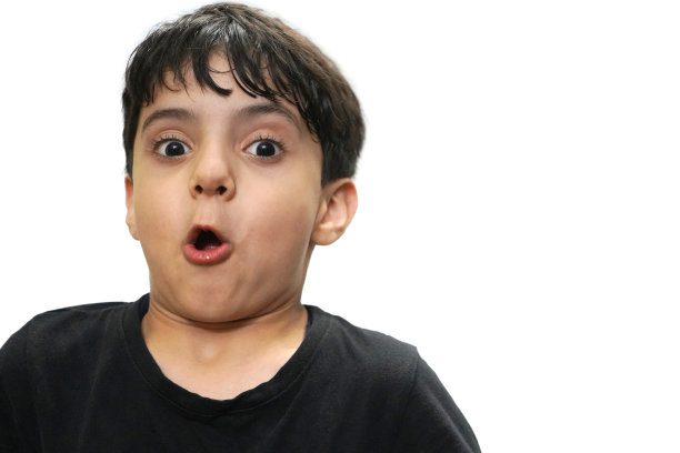 一个可爱的7岁小男孩做了一个惊讶或惊讶或震惊或哦我的上帝的眼睛睁大，眉毛抬起和嘴巴大张孤立的白色图片下载