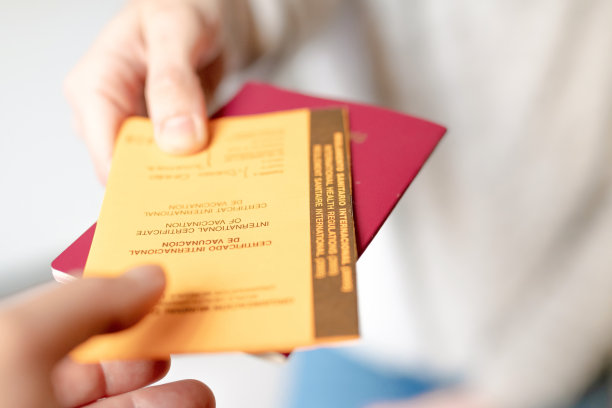 旅客在机场递交国际护照及免疫及疫苗注射证明。冠状病毒概念,covid-19。重新开放机场和国际边界图片下载