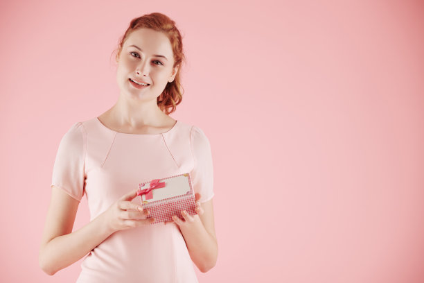 迷人的女人打开小礼品盒图片下载
