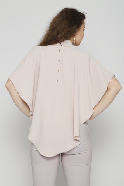 年轻美丽的女人在灰色t恤连衣裙前面的白色背景图片下载