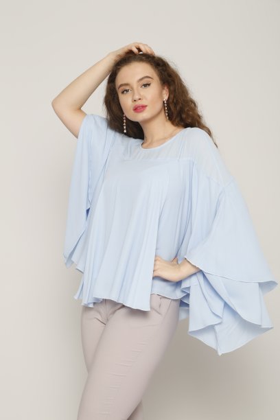 年轻美丽的女人穿着白色的裙子，白色的背景图片下载