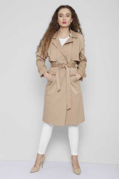 年轻美丽的女人穿着白色的裙子，白色的背景图片下载