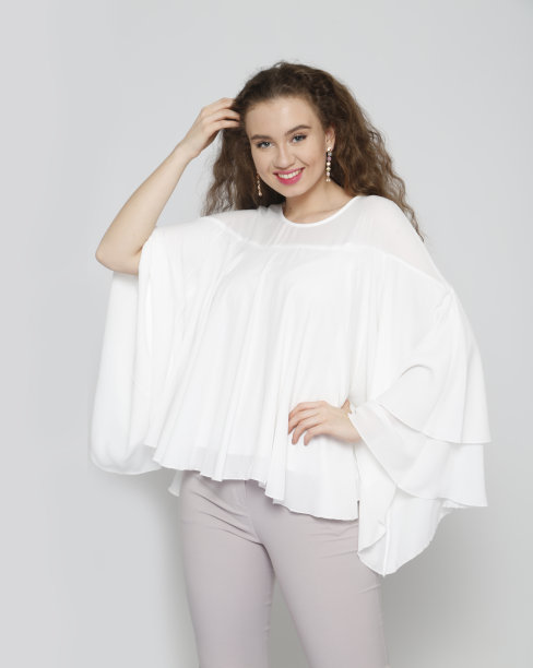 年轻漂亮的女人穿着白色t恤前面的白色背景图片下载