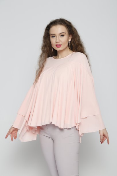 年轻美丽的女人在粉红色t恤连衣裙前面的白色背景图片下载