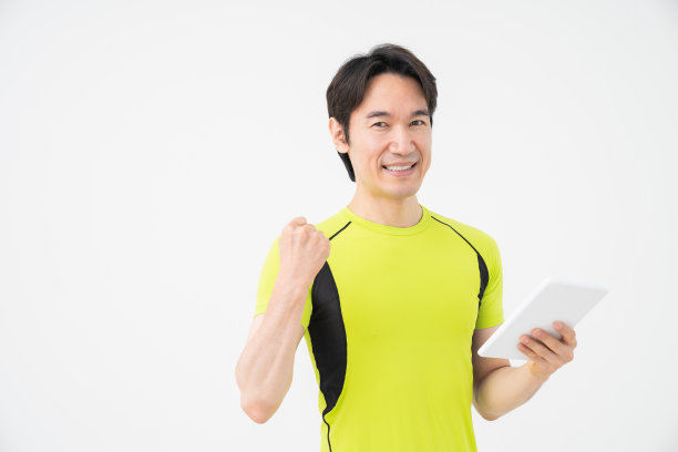 喜欢运动、玩平板电脑的中年男人图片下载