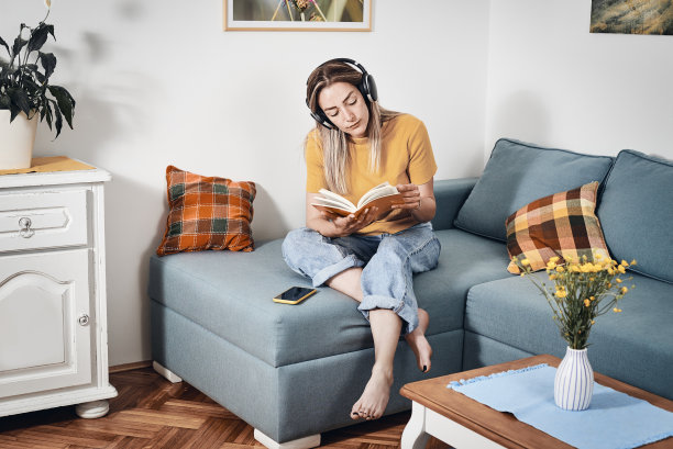 在家看书的女人图片下载