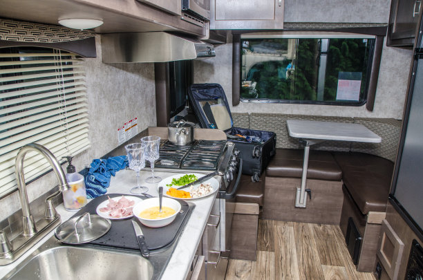 餐台上放着食物的房车厨房图片下载
