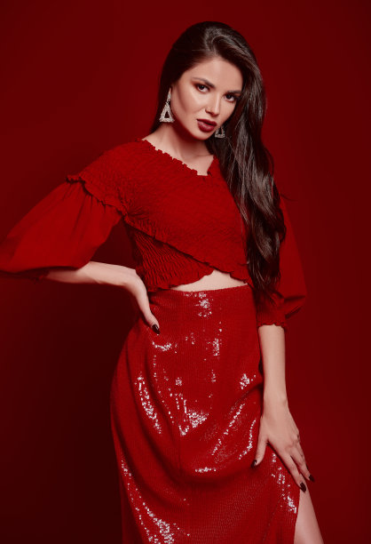 工作室时尚:可爱的年轻女子穿着红色的裙子和衬衫。迷人的美丽女孩的肖像图片下载