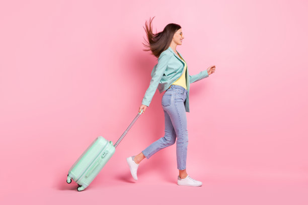 全长侧面照片迷人的漂亮的年轻女士走空太空旅行袋孤立在粉红色的背景图片下载