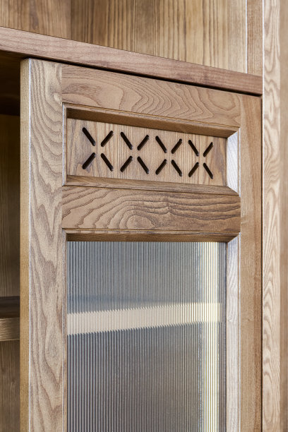 橱柜的一部分由色调贴面和实心灰制成图片下载