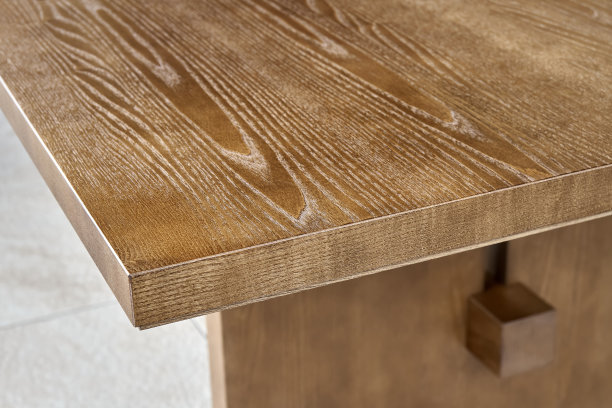 木皮和实心灰的餐桌矗立在露天平台上图片下载