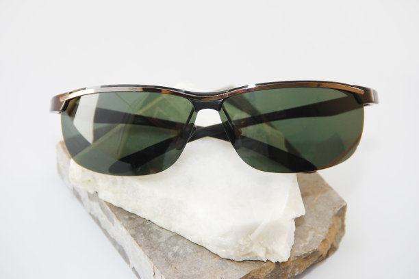 带镜片的塑料框太阳镜图片下载