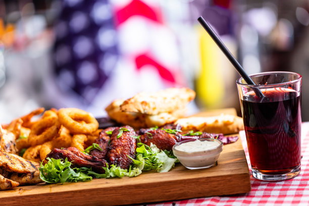 美国餐厅供应的烧烤小食盘图片下载
