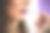 一个漂亮的女人在美容院化妆。图片下载