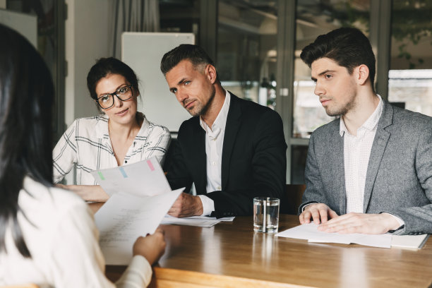 商业，职业和安置概念-董事会的国际公司坐在办公室的桌子上，并为员工面试女性图片下载