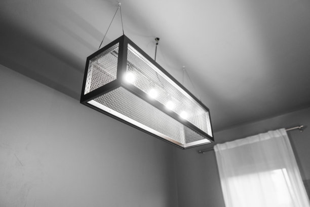 现代设计的金属黑灯以立方体形式由金属型材制成。现代阁楼室内设计。图片下载